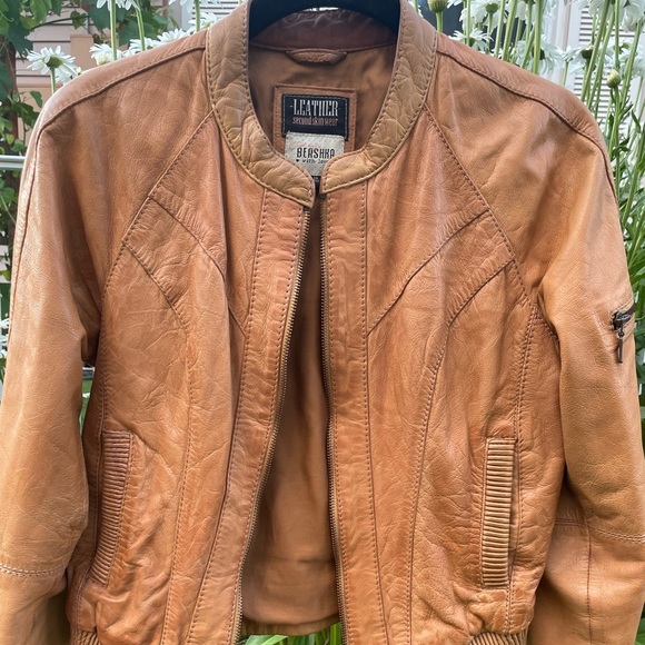 Leather jacket 🧥 - Picture 4 of 11